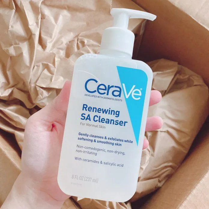 Sử dụng sữa rửa mặt CeraVe Renewing SA Cleanser vào buổi tối để loại bỏ sạch cặn dầu nhờn cũng như bụi bẩn (Nguồn: Internet).