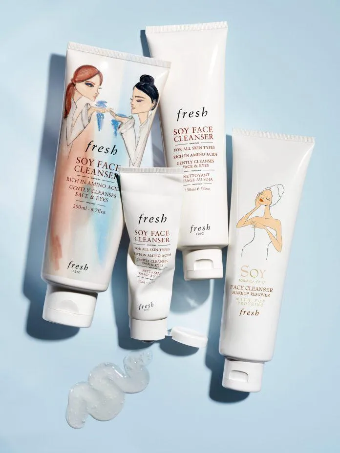 Sữa rửa mặt đậu nành Fresh Soy Face Cleanser được thiết kế dưới dạng tuýp thuôn dài cầm khá chắc tay (Nguồn: Internet).