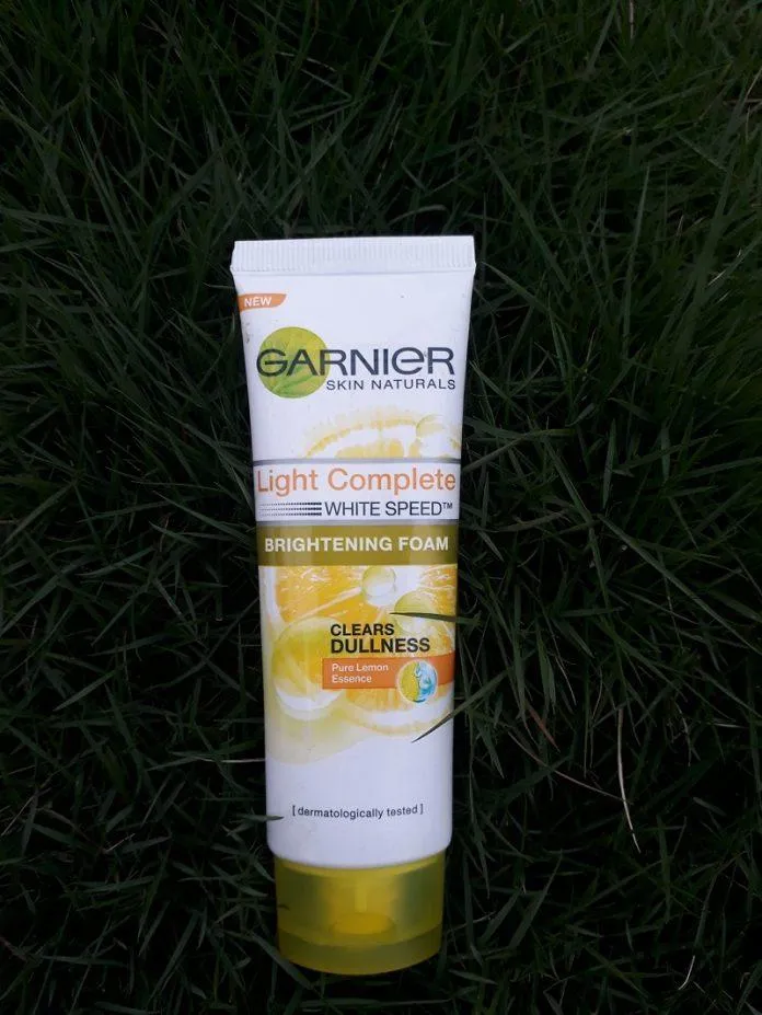 Review sữa rửa mặt Garnier Skin Naturals Light Complete White Speed Brightening Foam: Đánh bay bụi bẩn và bã nhờn trên da