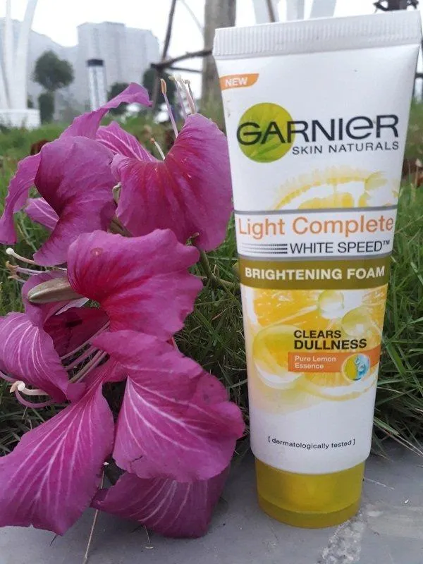 Sữa rửa mặt Garnier Skin Naturals Light Complete White Speed Brightening Foam tẩy tế bào da chết, kiềm dầu, kháng khuẩn, mau se mụn, trị thâm nám (ảnh: Blogphunu.edu.vn).