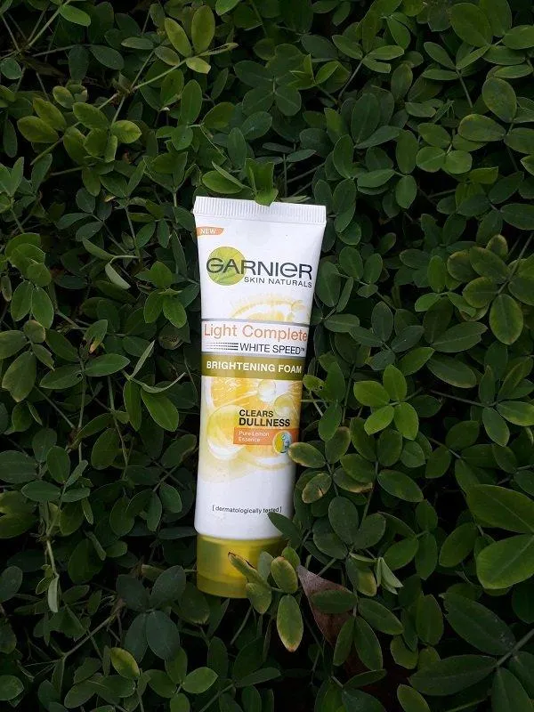 Garnier Skin Naturals Light Complete White Speed Brightening Foam thích hợp với mọi loại da (ảnh: Blogphunu.edu.vn).