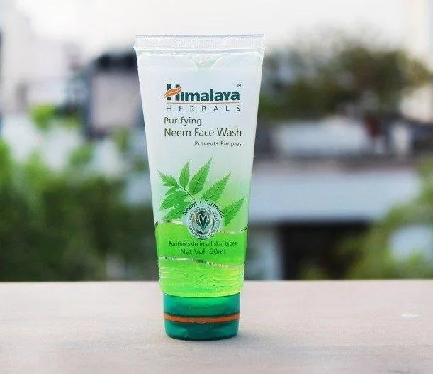 Với kết cấu gel thì Sữa rửa mặt trị mụn Himalaya Purifying Neem Face Wash không gây khô da sau khi rửa mặt (Nguồn: Internet).