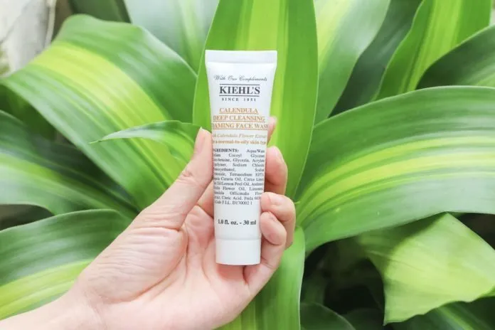 Review sữa rửa mặt Kiehls Calendula Deep Cleansing Foaming Face Wash beauty blogger da dầu da nhạy cảm Kiehls Kiehls Calendula Deep Cleansing Foaming Face Wash Mailovesbeauty PrettyMuchChanel review mỹ phẩm sữa rửa mặt sữa rửa mặt Kiehls sữa rửa mặt Kiehls Calendula Deep Cleansing Foaming Face Wash TheMakeaholics