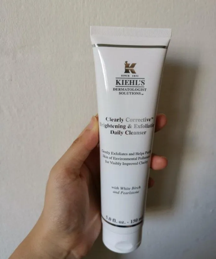 Review sữa rửa mặt Kiehls Clearly Corrective Brightening & Exfoliating Cleanser: Làm sạch sâu và sáng da Bạch Dương BHA (Salicylic Acid) da nhạy cảm dưỡng da Dưỡng trắng Dưỡng trắng da Đá Ngọc Trai gel tẩy tế bào chết hoa mẫu đơn Kiehls làm sạch da làm sạch sâu mỹ phẩm mỹ phẩm dưỡng da mỹ phẩm Kiehls review mỹ phẩm review sữa rửa mặt rửa mặt sáng da Some By Mi sữa rửa mặt sữa rửa mặt Kiehls sữa rửa mặt Kiehls Clearly Corrective Brightening & Exfoliating Cleanser tẩy tế bào chết thiên nhiên thiết kế trải nghiệm trắng da