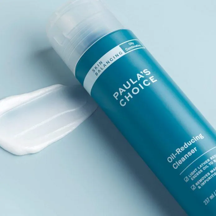 Paula’s Choice Skin Balancing Oil-Reducing Cleanser có chất kem lỏng màu trắng mịn màng, không gây nhờn rít khi sử dụng (Nguồn: Internet)