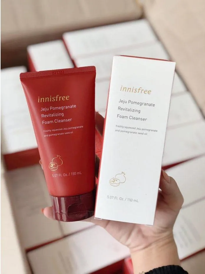 Review sữa rửa mặt ngăn ngừa lão hóa da Innisfree Jeju Pomegranate Revitalizing Foam Cleanser