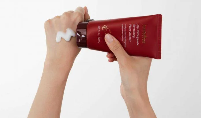 sữa rửa mặt ngăn ngừa lão hóa da Innisfree Jeju Pomegranate Revitalizing Foam Cleanser