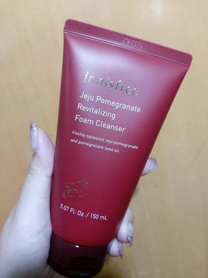 sữa rửa mặt ngăn ngừa lão hóa da Innisfree Jeju Pomegranate Revitalizing Foam Cleanser (ảnh: Blogphunu.edu.vn)