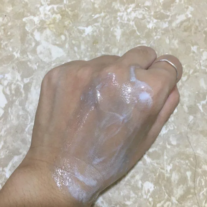 Khả năng tạo bọt của sữa rửa mặt tạo bọt chiết xuất than hoạt tính Clarista Tokyo Charcoal 2 in 1 Facial Foam khá tốt (Nguồn: Blogphunu.edu.vn)