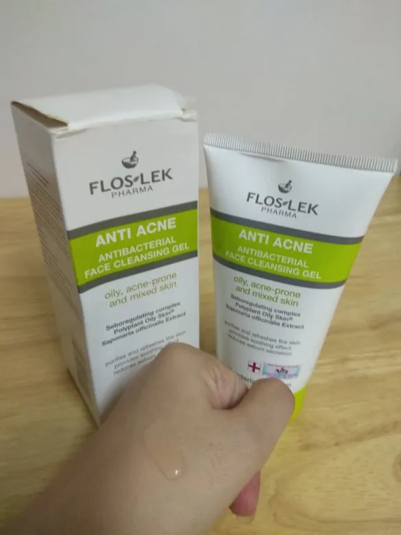 Sữa rửa mặt trị mụn Floslek Antibacterial face cleansing gel. (Nguồn: Blogphunu.edu.vn)