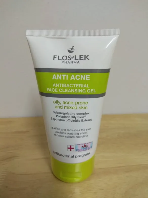 Sữa rửa mặt trị mụn Floslek Antibacterial face cleansing gel. (Nguồn: Blogphunu.edu.vn)