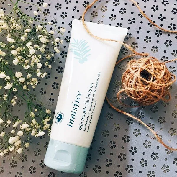 Review sữa rửa mặt trị mụn Innisfree Bija Trouble Facial Foam