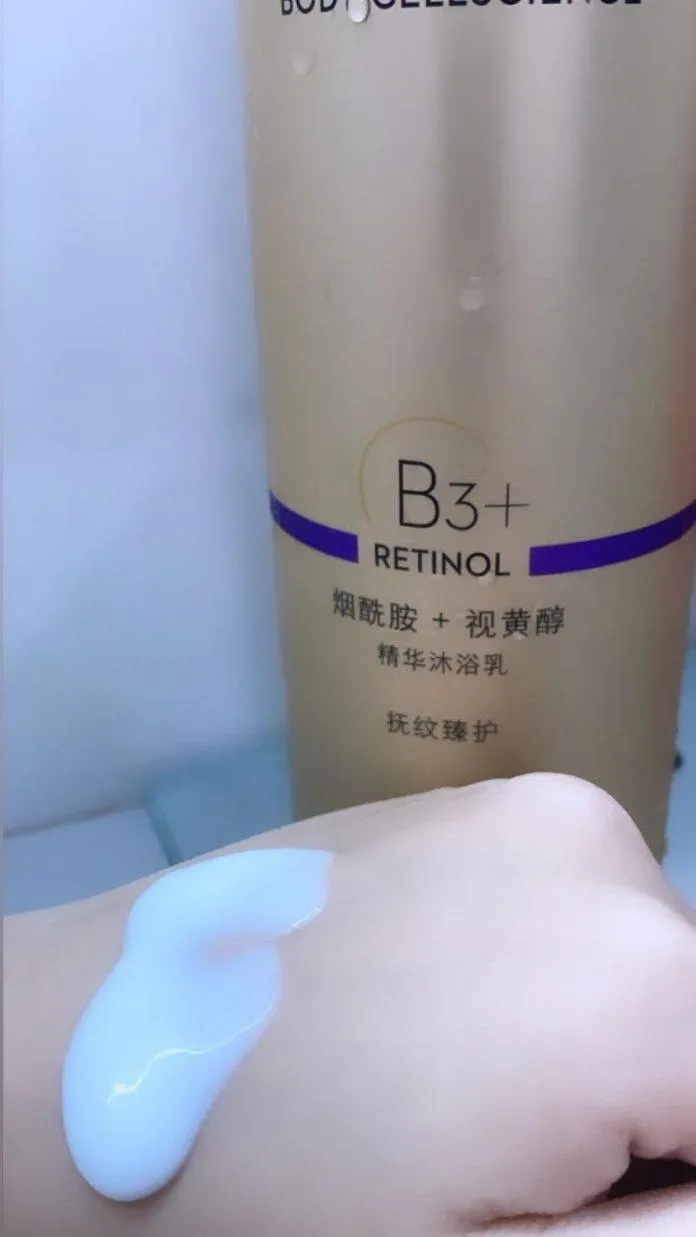 Texture dạng kem màu trắng của sữa tắm trắng da Olay B3+Retinol (Nguồn: thyvanhihi).