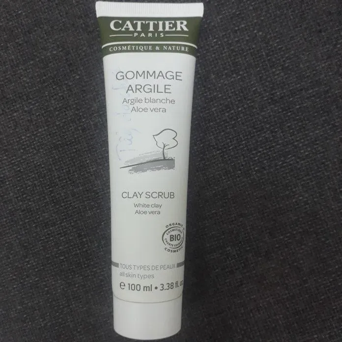 Mẫu mã bao bì tẩy da chết Cattier Gommage Argile Clay Scrub được thiết kế dạng tuýp, nhựa mềm (ảnh: Blogphunu.edu.vn).