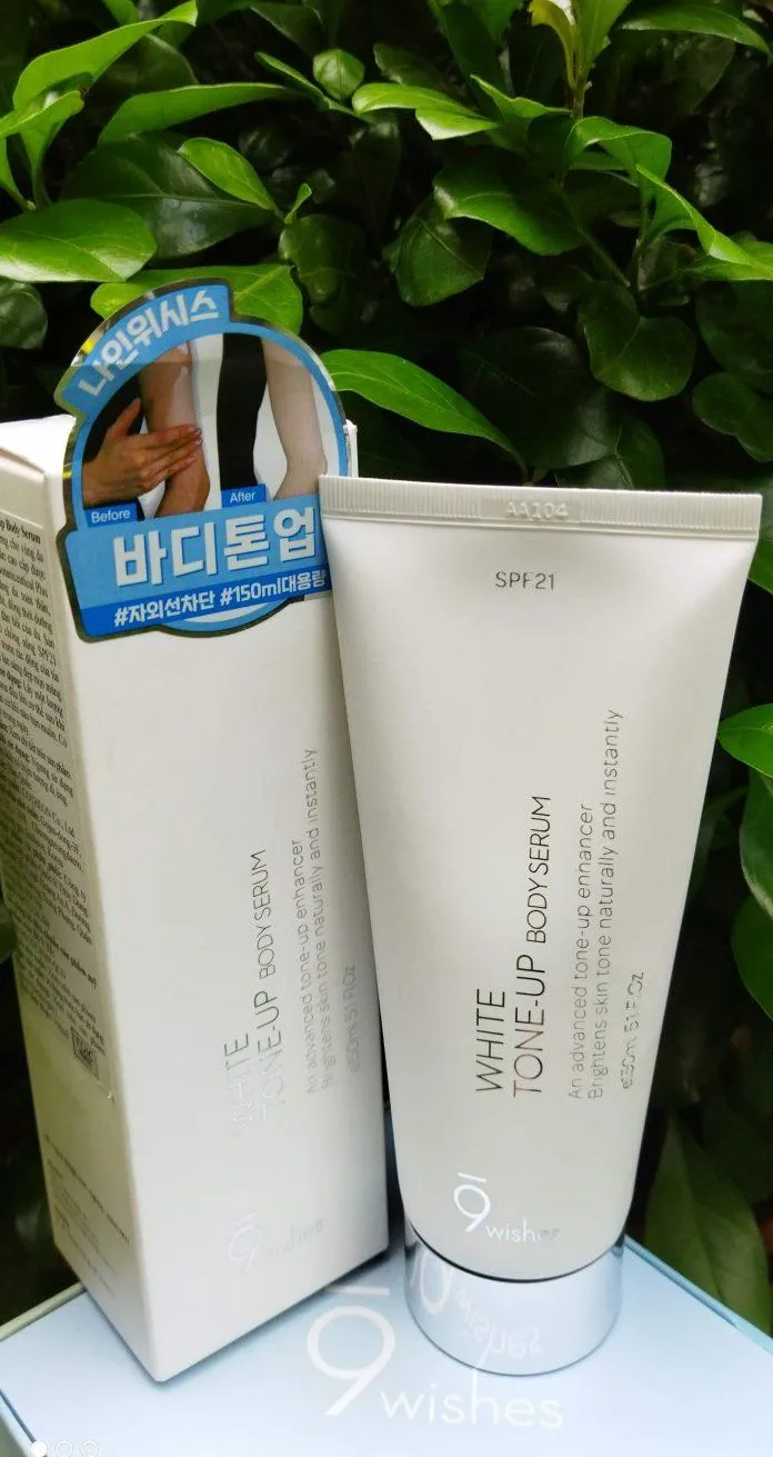 Bao bì thiết kế của 9Wishes White Tone Up Body Serum (Ảnh: Blogphunu.edu.vn).