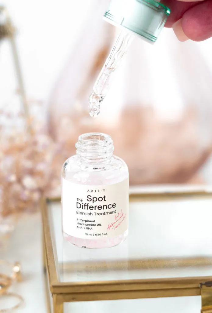 Ở phần đuôi của tinh chất AXIS - Y Spot Difference Blemish Treatment cong lên dễ dàng lấy được tinh chất bên trong chai (nguồn: internet)