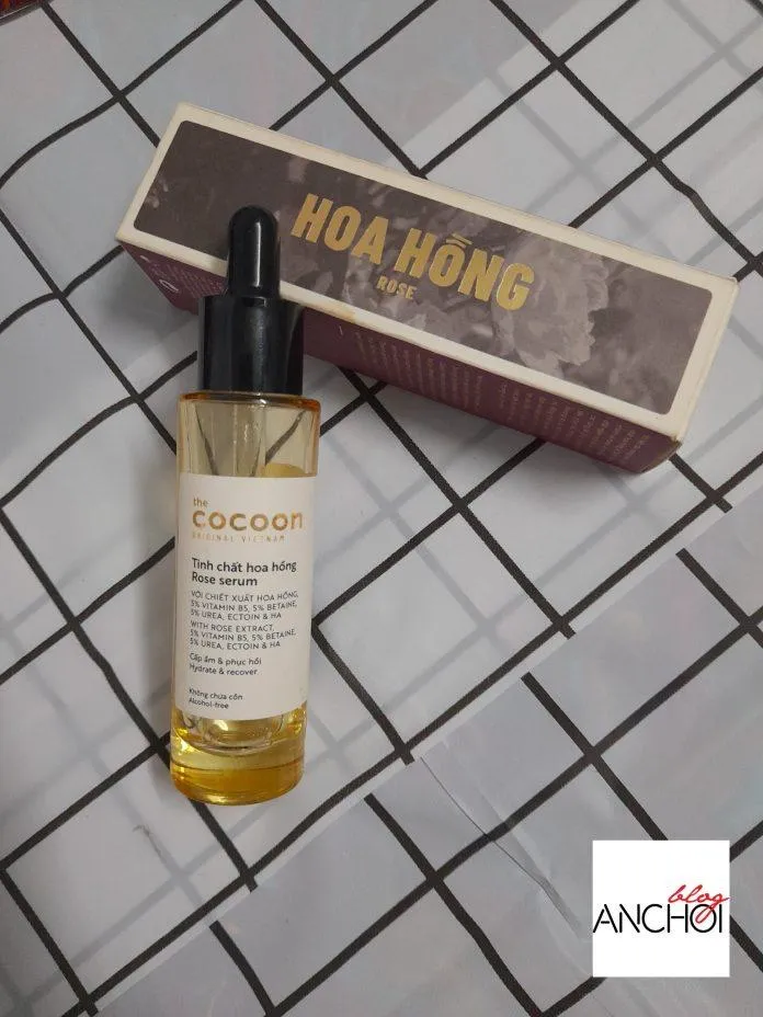 Tinh chất hoa hồng Cocoon Rose Serum được thiết kế chai thủy tinh cứng cáp với chất màu vàng sang trọng (nguồn: Blogphunu.edu.vn)