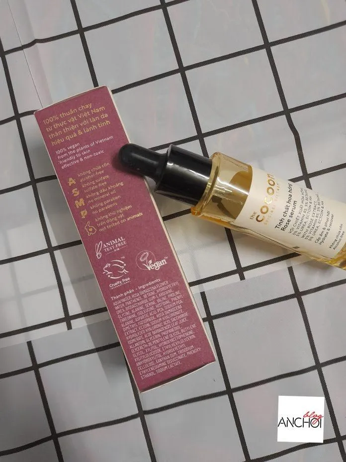 Bảng thành phần chi tiết của tinh chất hoa hồng Cocoon Rose Serum được in ở mặt sau vỏ hộp (nguồn: Blogphunu.edu.vn)