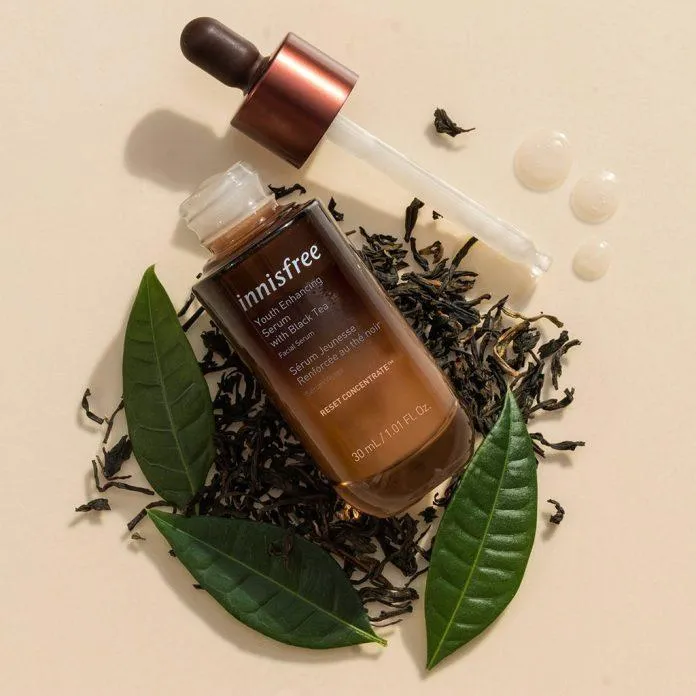 Tinh chất Innisfree Black Tea Youth Enhancing Ampoule sẽ là lựa chọn đáng suy nghĩ nếu bạn yêu thích mỹ phẩm thiên nhiên (ảnh: internet)