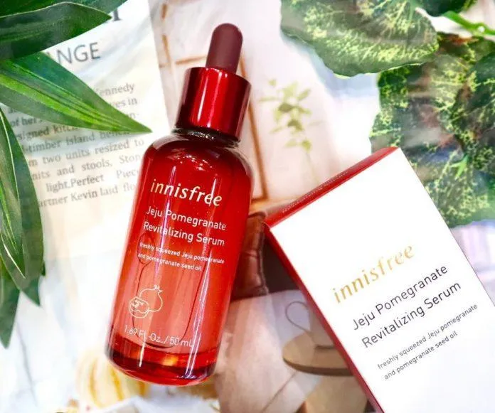 Tinh chất Innisfree Jeju Pomegranate Revitalizing Serum thiết kế không khác gì các sản phẩm skincare high - end đắt tiền. (ảnh: Internet)