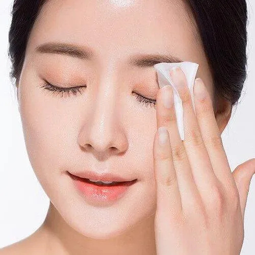 Làm sạch da là "nền móng" vững chắc cho một quy trình skincare đúng chuẩn. Ảnh: Internet