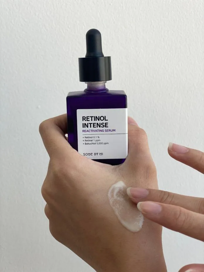 Retinol Serum của Some By Mi có màu vàng nhạt, dễ thoa lên mặt mà không gây bết dính.