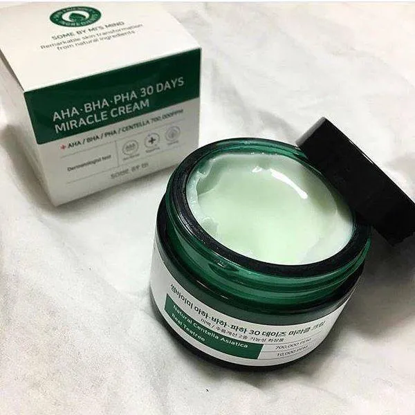 Kem dưỡng kết hợp Tea Tree Oil và AHA, BHA, PHA kết hợp tẩy tế bào chết và trị mụn ( Nguồn: internet)