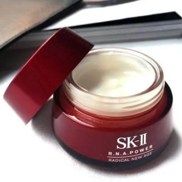 Kem dưỡng ẩm SK-II R.N.A. Power Radical New Age có kết cấu mỏng nhẹ, giàu dưỡng chất (Nguồn: Internet)