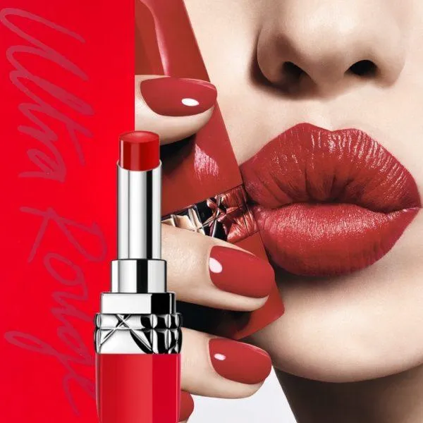 Son Dior Ultra Rouge là dòng son siêu lì, chất son semi-matte nhiều dưỡng giúp lên màu chuẩn chỉnh và kết hợp dưỡng ẩm môi. (nguồn: internet)