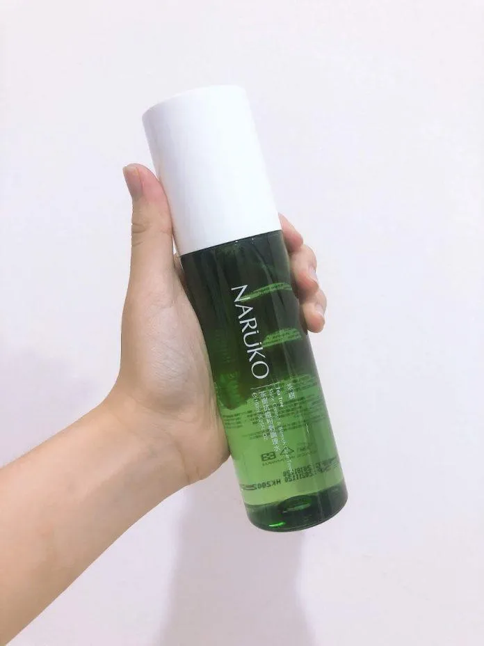 Nước hoa hồng Naruko Tea Tree Shine Control And Blemish Clear Toner giúp kiềm dầu và kháng viêm (Nguồn: internet)