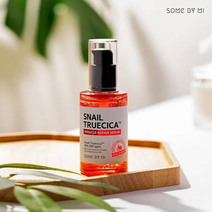 Tinh chất Some By Mi Snail Truecica Miracle Repair Serum lấy chiết xuất từ dịch nhầy ốc sên làm chủ đạo ( Nguồn: internet)