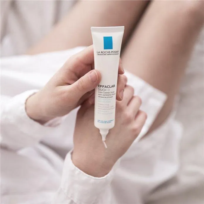 Kem dưỡng giảm mụn La Roche Posay Effaclar DUO[+] có tác động mạnh lên da nên có thể làm khô da. (nguồn: Internet)