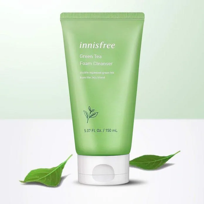 Sữa rửa mặt Innisfree Green Tea Foam Cleanser là cứu tinh hoàn hảo của các cô nàng có làn da dầu ( Nguồn: internet)