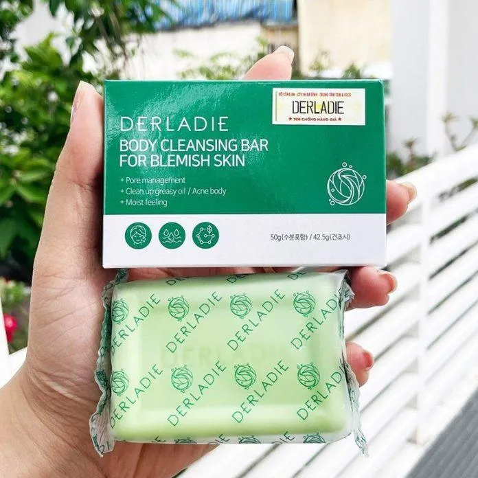 Xà phòng giảm mụn Derladie Body Cleansing Bar For Blemish Skin làm sạch mụn cơ thể (nguồn: Internet).