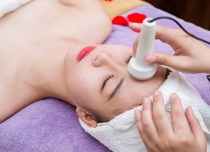 Nặn mụn tại spa giúp lấy sạch nhân mụn thừa, nhờ đó giảm tình trạng viêm sưng (nguồn: internet)