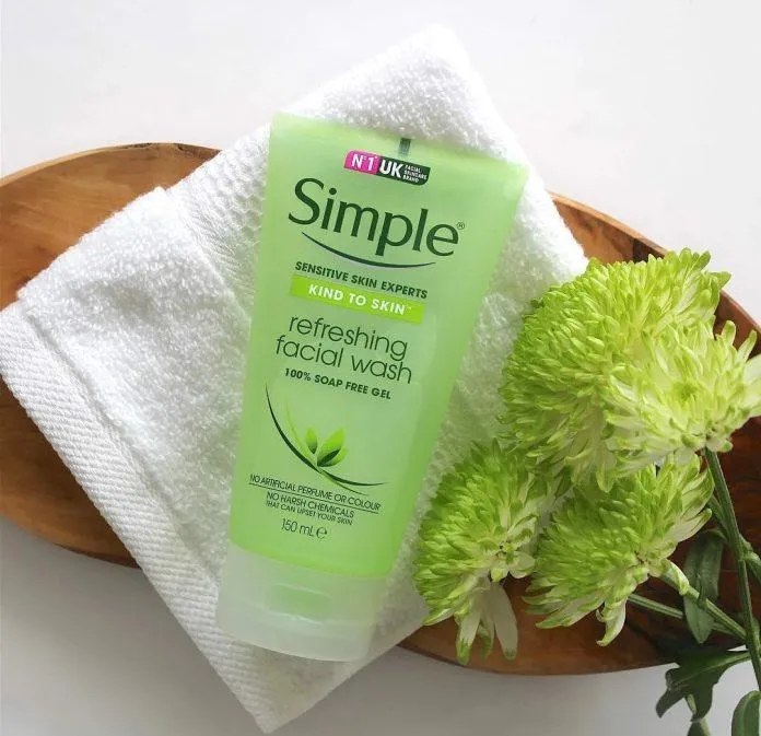 Sữa rửa mặt dành cho tuổi dậy thì Simple Kind To Skin Refreshing Facial Wash Gel (Ảnh: Internet).