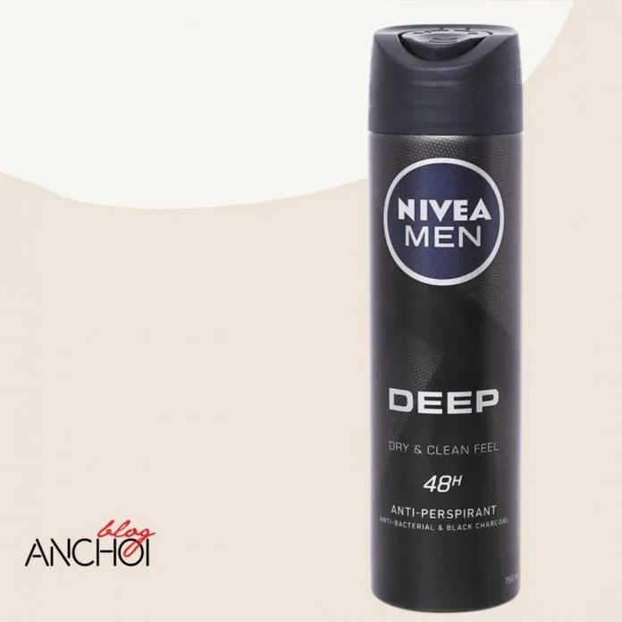 Xịt khử mùi Nivea Men Deep Dry And Clean Feel lâý cảm hứng than hoạt tính giúp da khô thoáng ( Nguồn: Blogphunu.edu.vn)