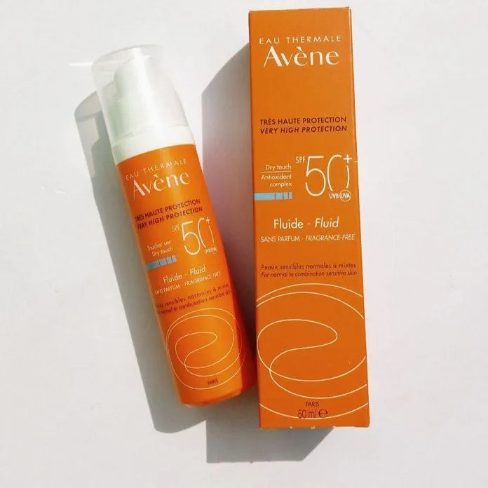 Avene Dry Touch Fluid với kết cấu dạng sữa lỏng nâng tone cho da (Nguồn: internet)