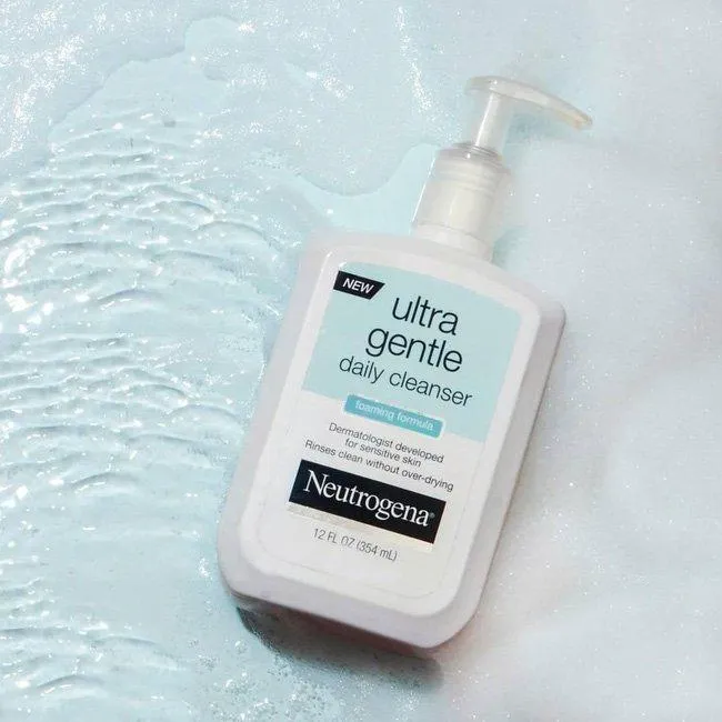 Neutrogena Ultra Gentle Hydrating Daily Facial Cleanser là chân ái cho mẹ bầu da khô (Nguồn: Internet)