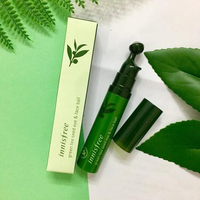 Cây lăn mắt Innisfree Green Tea Seed Eye & Face Ball được thiết kế dạng đầu lăn tròn đều trên cả vùng da mắt và mặt (Nguồn: internet)