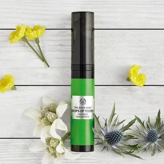 Cây lăn mắt The Body Shop Drops Of Youth Eye Concentrate giúp bạn lưu giữ mãi nét xuân thì cho tuổi mắt trẻ trung và rạng rỡ (Nguồn: internet)