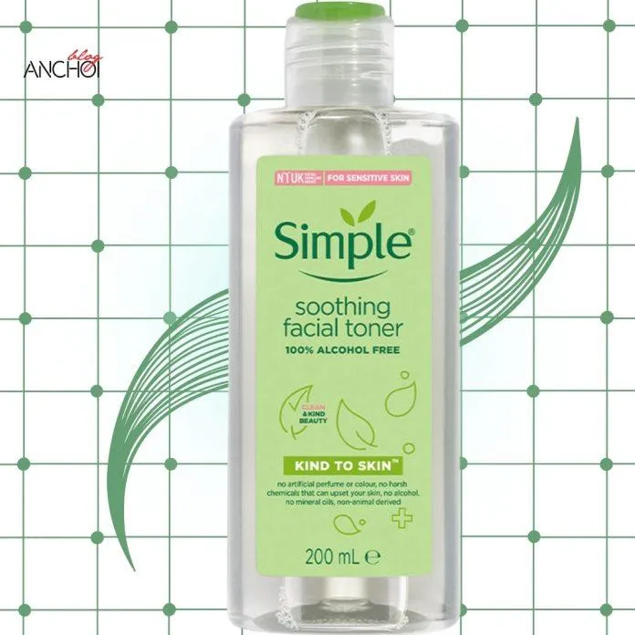 Nước hoa hồng Simple Kind To Skin được thiết kế dạng chai nhựa tái chế 100% ( Nguồn: Blogphunu.edu.vn)