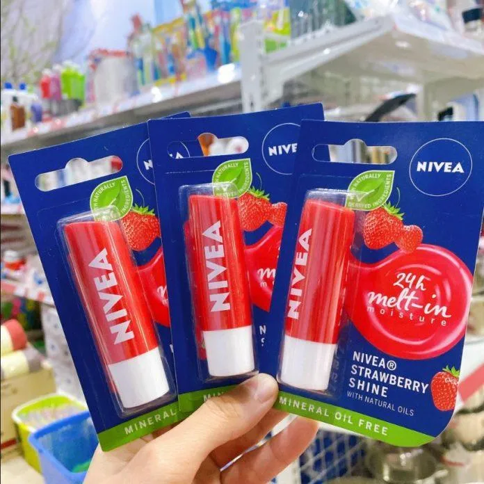 Son dưỡng Nivea có hương thơm ngọt và màu đỏ dâu tây bắt mắt (Nguồn: Internet)