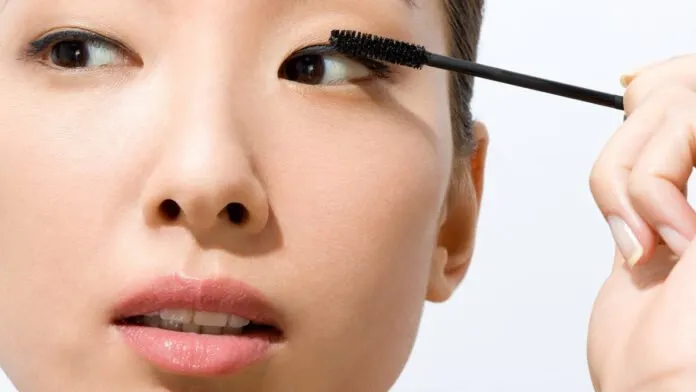 Những lưu ý cần nhớ khi chải mascara