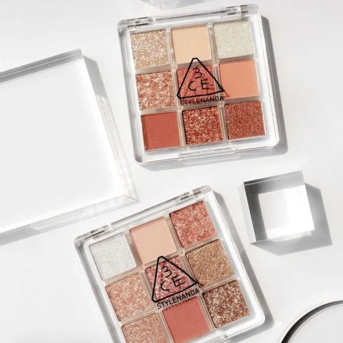 Bảng phấn mắt 3CE Multi Eye Color Palette Clear Layer Edition - Màu Shot Again có tông cam sáng và nhiều nhũ nên cực kỳ trẻ trung và sang chảnh. (nguồn: internet)