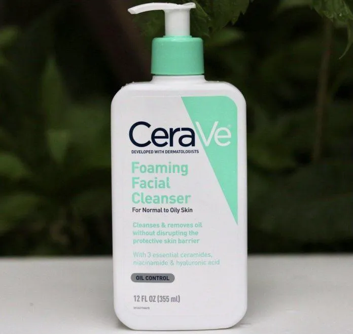 Sữa rửa mặt CeraVe Foaming Facial Cleanser có khả năng tạo bọt hoàn hảo cuốn trôi lớp dầu thừa trên da (Nguồn: internet)