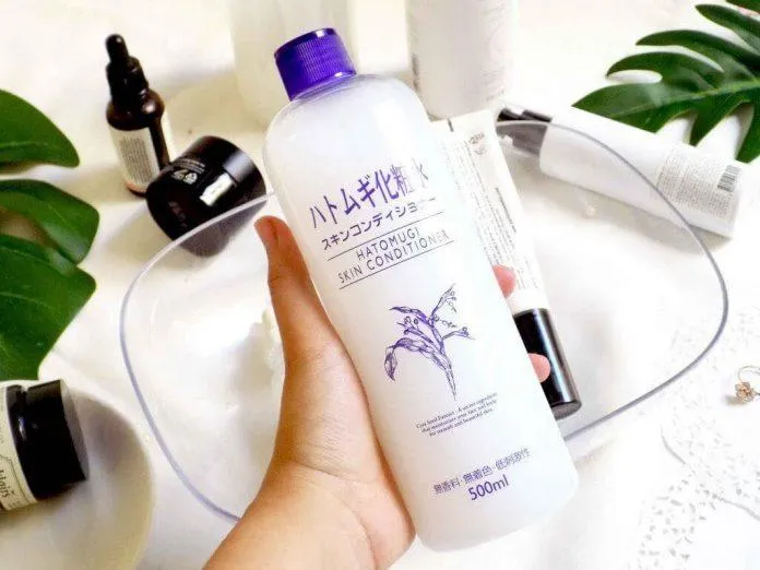 Toner Naturie Hatomugi Skin Conditioner Lotion với phương pháp lotion mask sẽ cấp ẩm đầy đủ cho da để làn da luôn bóng khỏe. (Nguồn: Internet).