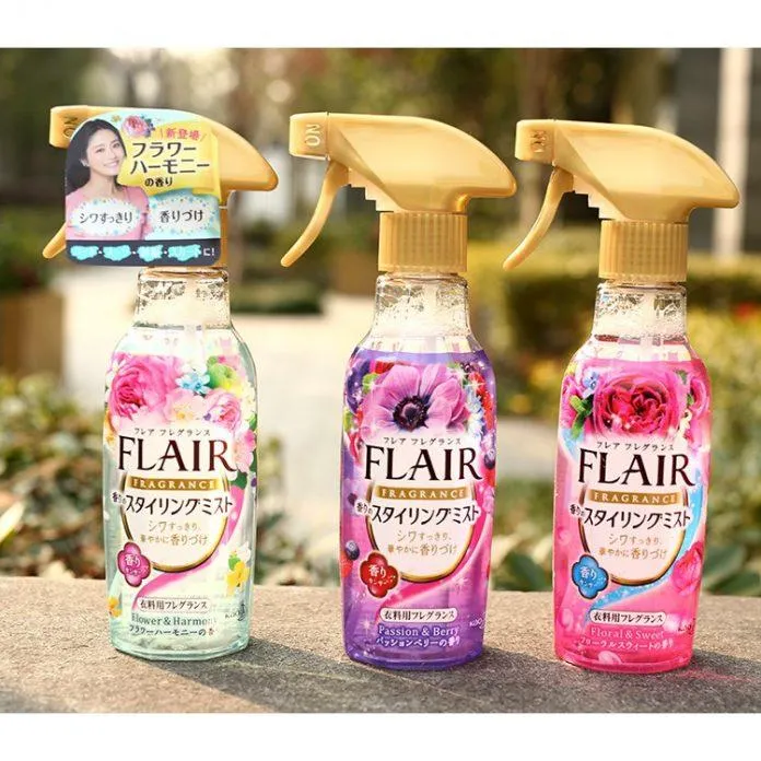 Xịt thơm quần áo Flair Fragrance có khả năng làm thẳng quần áo bị nhăn (Nguồn: Internet)