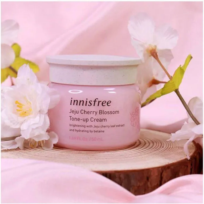 Kem dưỡng nâng tông hoa anh đào innisfree Jeju Cherry Blossom Tone Up Cream (Nguồn: Internet)