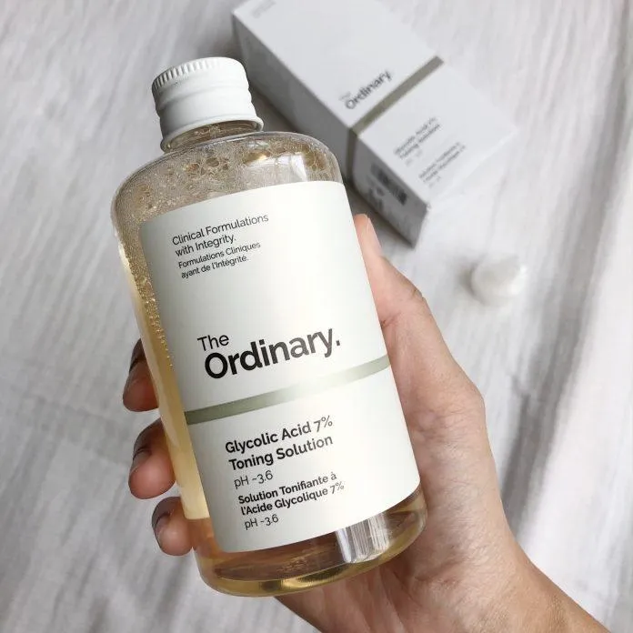 The Ordinary 7% Glycolic Acid Toning Solution tẩy tế bào chết khá nhẹ dịu giúp cho da khôi phục lại vẻ ngoài rạng rỡ.(Nguồn: Internet)